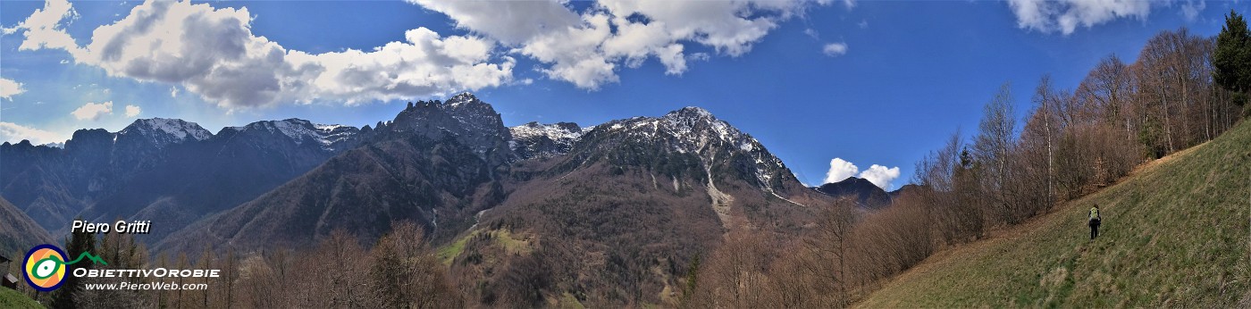 23 Dal pratone sopra la Baita Brusada bella vista panoramica (da sx Baciamorti, Cima di Piazzo, Cornetta, Corna Grande).jpg